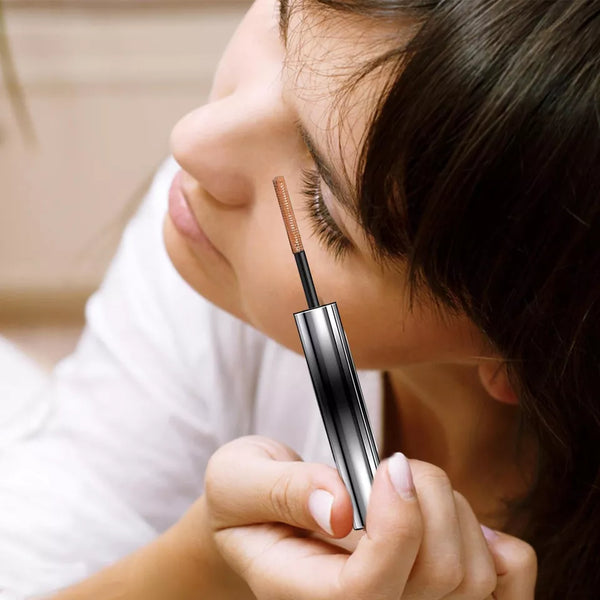 LuxeLiner™ Vloeibare eyeliner voor langdurige krul en volume