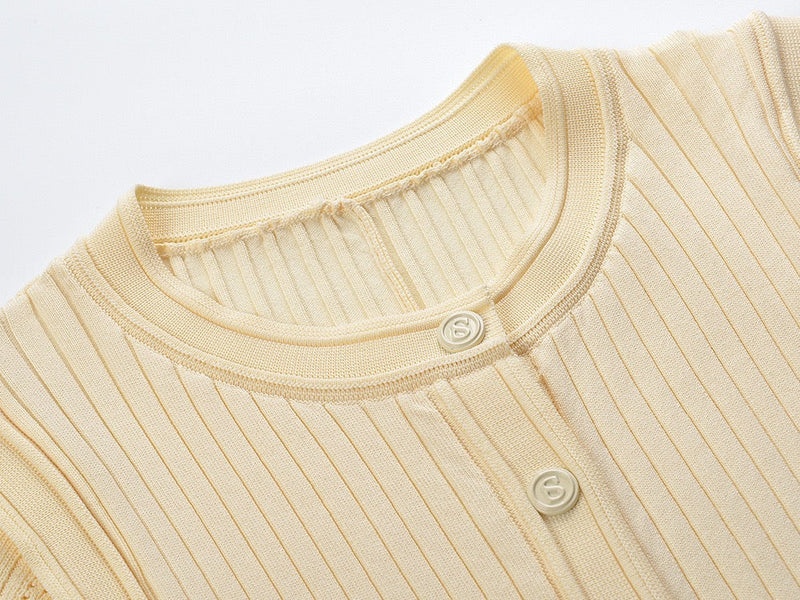 Dora™ | Dames Gebreide Midi-Jurk | Elegant met Knoopsluiting en Uitlopende Korte Mouwen