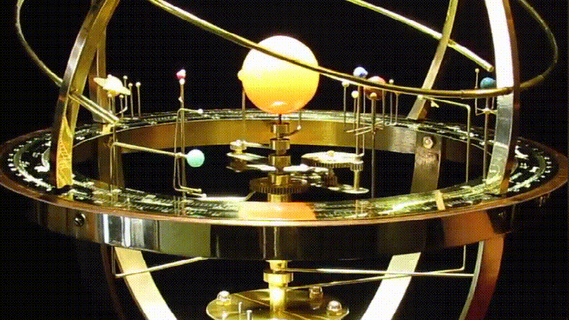 Interactief Zonnestelsel Model | 9 Planeten & 28 Manen | Messing Tandwielen & Halfedelstenen