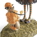 Halloween Heks Beeldje | Handgemaakt Resin | Mossige Standaard | 46 cm Hoog