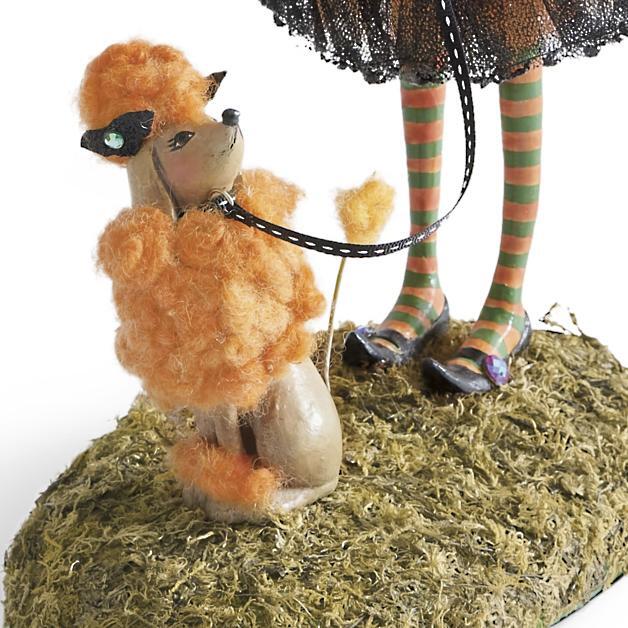 Halloween Heks Beeldje | Handgemaakt Resin | Mossige Standaard | 46 cm Hoog