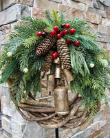 Kerstkrans | Bohemian Stijl | Wintergroen met Dennenappels, Bessen & Gouden Bellen | 45 cm