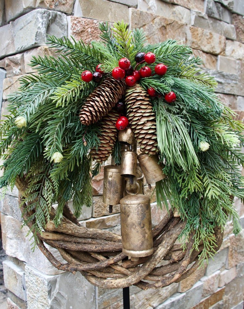 Kerstkrans | Bohemian Stijl | Wintergroen met Dennenappels, Bessen & Gouden Bellen | 45 cm