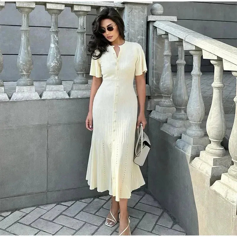 Dora™ | Dames Gebreide Midi-Jurk | Elegant met Knoopsluiting en Uitlopende Korte Mouwen
