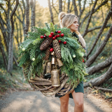 Kerstkrans | Bohemian Stijl | Wintergroen met Dennenappels, Bessen & Gouden Bellen | 45 cm