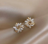 Elegante en exquisite Opal-bloemcirkel-stiftoorringen van goud