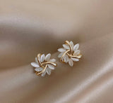 Elegante en exquisite Opal-bloemcirkel-stiftoorringen van goud