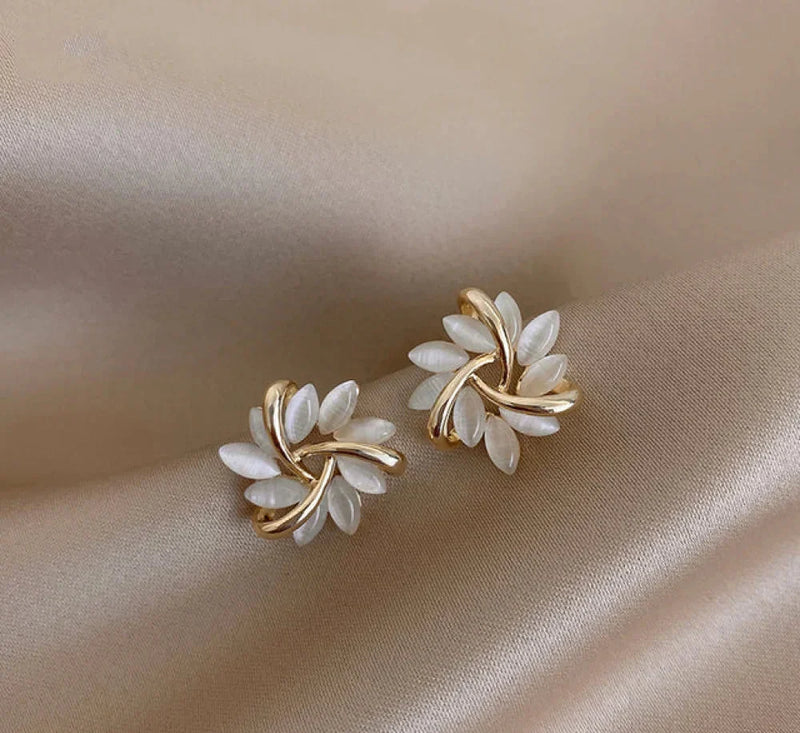 Elegante en exquisite Opal-bloemcirkel-stiftoorringen van goud