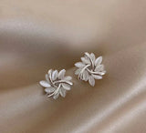 Elegante en exquisite Opal-bloemcirkel-stiftoorringen van goud