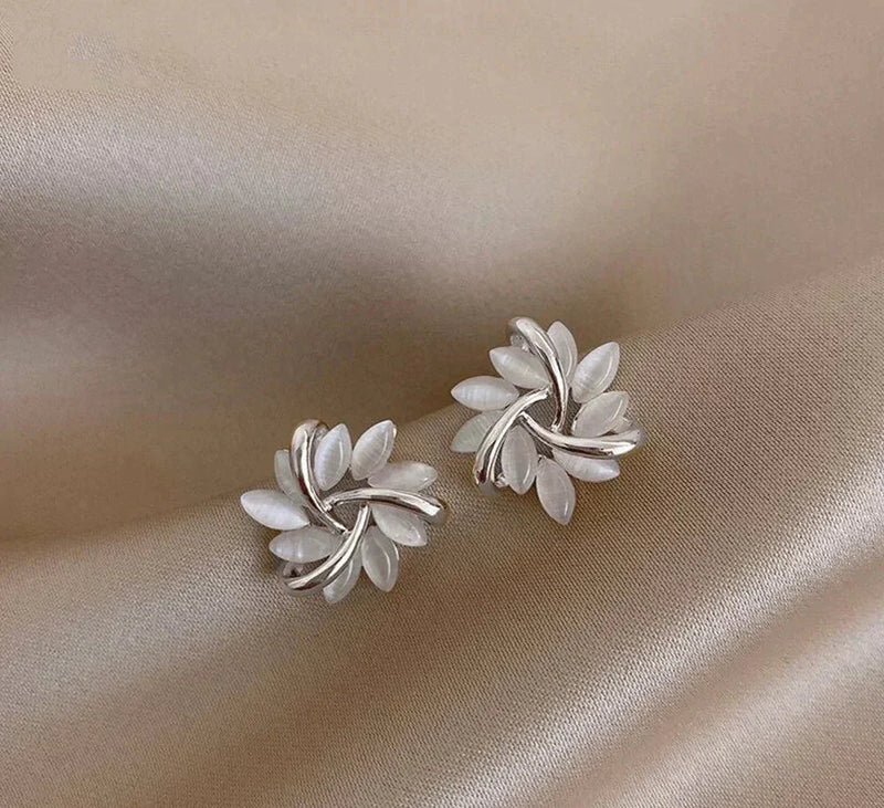Elegante en exquisite Opal-bloemcirkel-stiftoorringen van goud